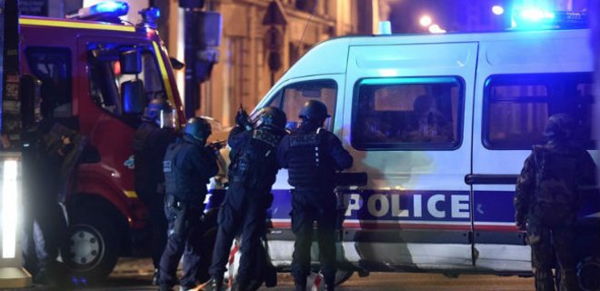 Двое террористов убиты в результате штурма парижского театра - Фото