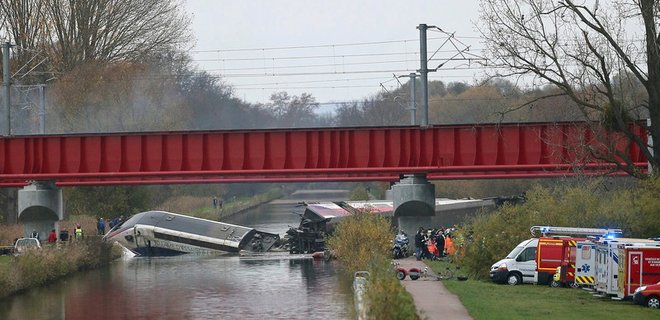 Олланд: Авария поезда на востоке Франции - несчастный случай - Фото