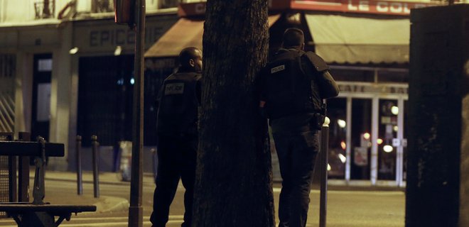 Следователи нашли в пригороде Парижа машину террористов - Фото