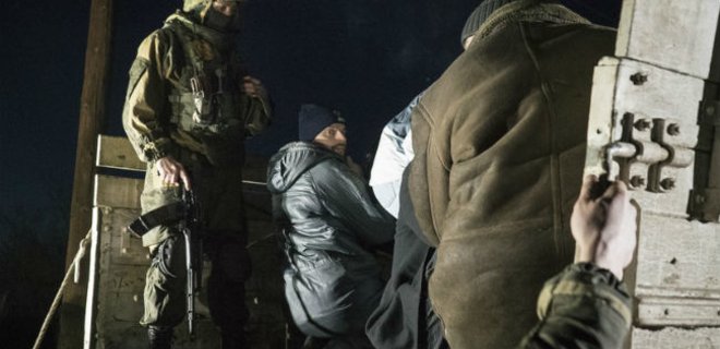 Из плена боевиков освободили двоих украинцев - Порошенко - Фото