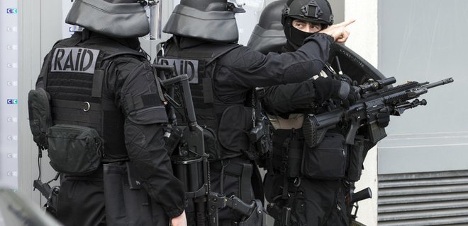 В пригороде Парижа проходит операция спецназа: слышны выстрелы - Фото
