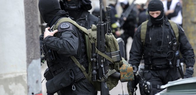 Два человека убиты в ходе спецоперации в Париже - СМИ - Фото