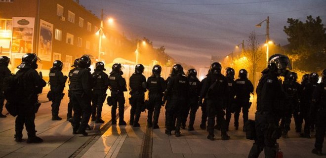 В Косово полиция применила бронетехнику, подавляя беспорядки - Фото