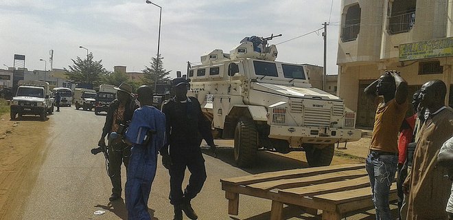 В отеле в Мали освобождены все заложники, убиты два террориста - Фото