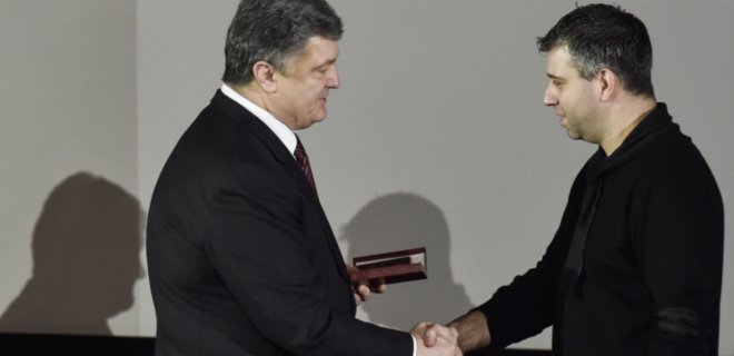 Порошенко вручил награду режиссеру фильма о протестах на Майдане  - Фото
