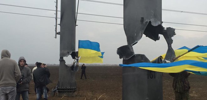 В Чаплинке взорвали опоры, по которым шла электроэнергия в Крым - Фото