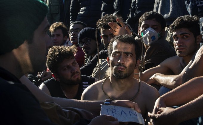 Протест беженцев у границ Македонии: мигранты зашили себе рты