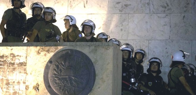 В Афинах неподалеку от здания парламента прогремел взрыв - Фото