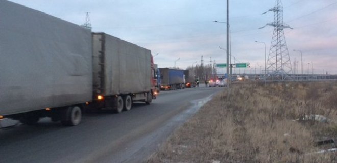 Почему сотни дальнобойщиков жгут покрышки и блокируют города РФ - Фото