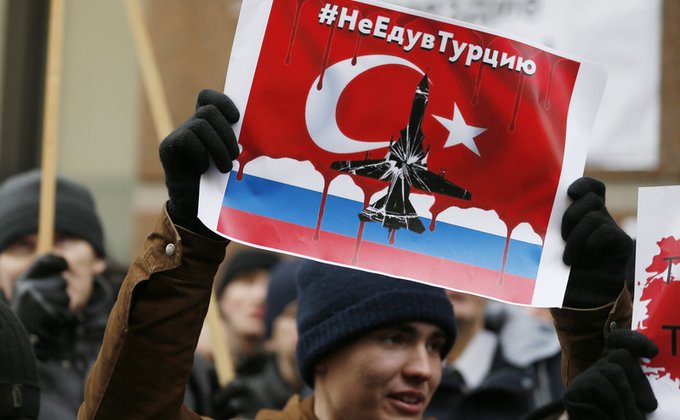 Посольство Турции в РФ забросали яйцами, камнями и краской: фото