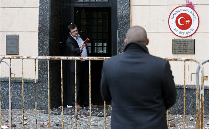 Посольство Турции в РФ забросали яйцами, камнями и краской: фото