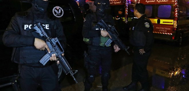 В Тунисе террористы взорвали автобус с охранниками президента - Фото