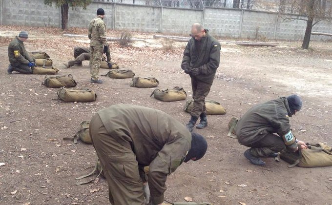 Как рекруты Азова сдают экзамен на бойца: фоторепортаж