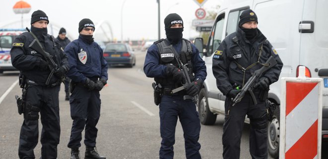 После терактов во Францию не разрешили въехать тысяче человек - Фото