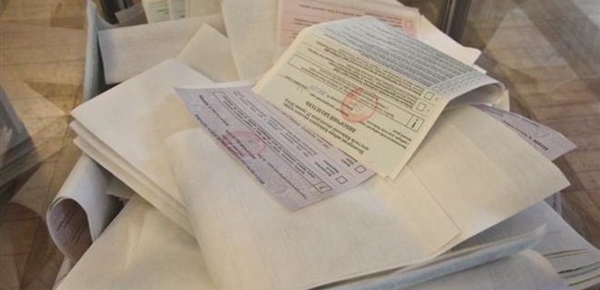 Выборы в Мариуполе: в урны вбросили контрольные листы без печатей - Фото