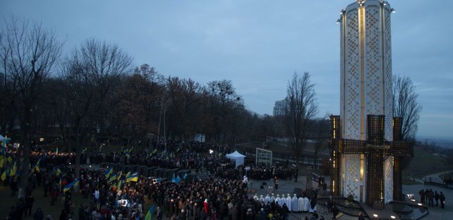 Офис Порошенко извинился за события у памятника Голодомору - Фото