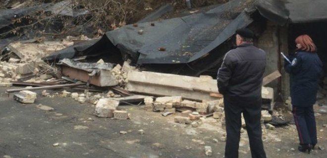 В Киеве обвалилась часть жилого дома из-за оползня: фото - Фото