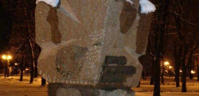 В Харькове вандалы разрушили памятник репрессированным кобзарям - Фото