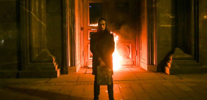 Суд в Москве отказался освободить художника, поджегшего дверь ФСБ - Фото