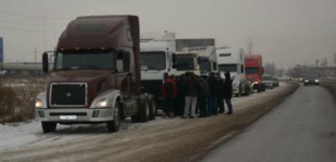 Российские дальнобойщики перекрыли МКАД - Фото