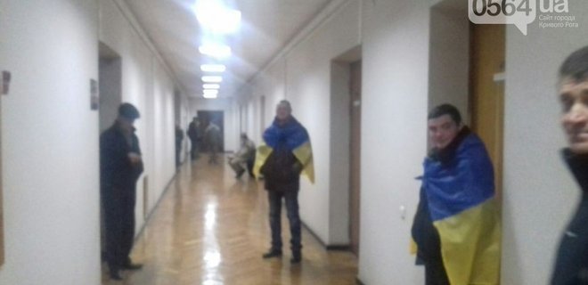 В Кривом Роге сторонники Милобога взяли под охрану горисполком - Фото