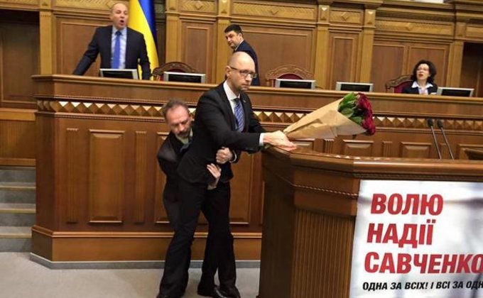 Драка депутатов в Раде во время выступления Яценюка: видео и фото