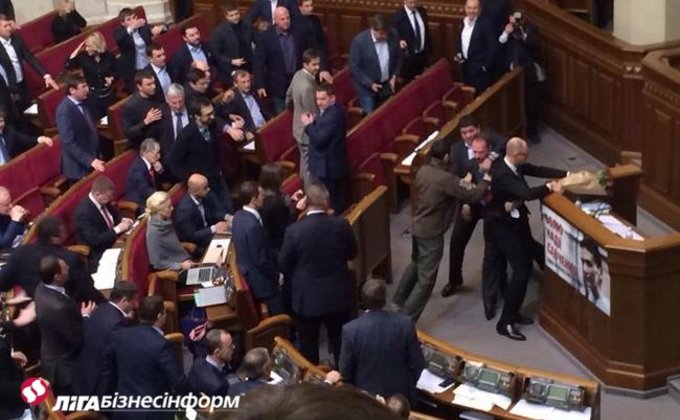 Драка депутатов в Раде во время выступления Яценюка: видео и фото