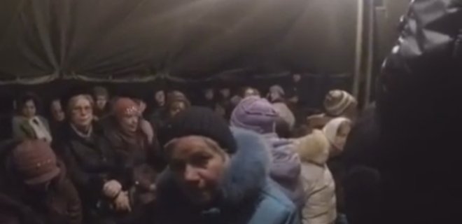 На пункте пропуска в Станице Луганской застряли около 300 людей - Фото
