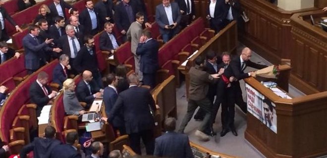 Луценко извинился перед Яценюком за выходку депутата БПП - Фото