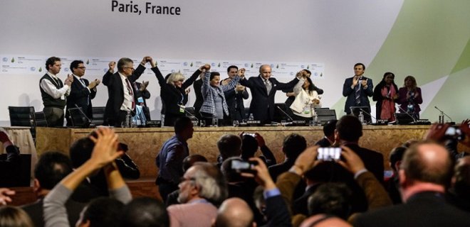 В Париже принято новое климатическое соглашение ООН - Фото
