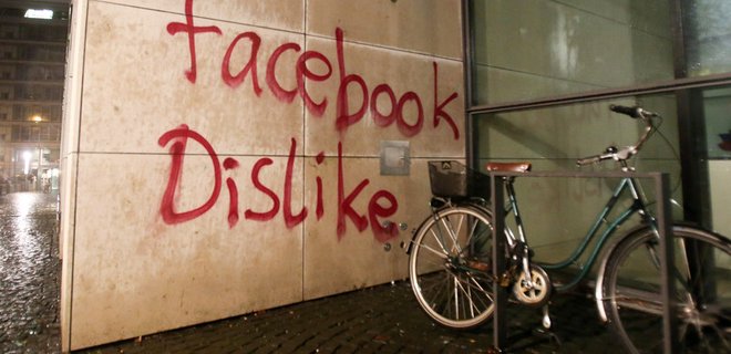 Под Гамбургом офис Facebook забросали самодельными бомбами - Фото