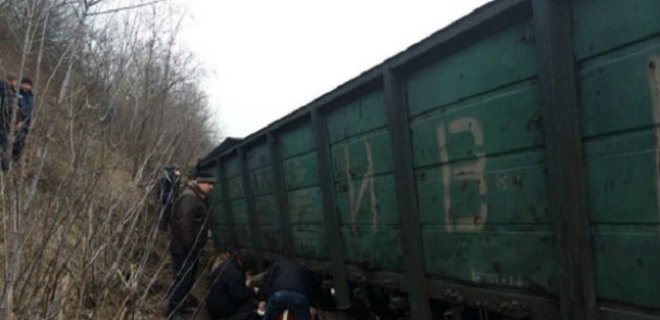 На Львовщине поезд сошел с рельсов: два вагона упали в реку - Фото