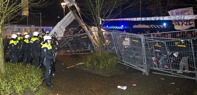 В Нидерландах полиция разогнала акцию против центра для мигрантов - Фото