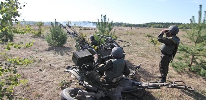 Четверо бойцов ранены в Донбассе, 33 обстрела за сутки - штаб - Фото