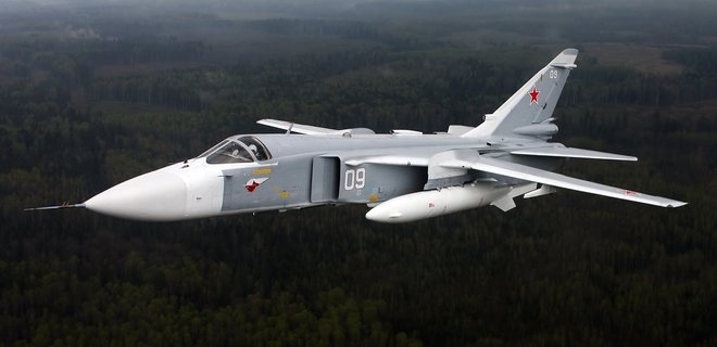 Возле Бердянска зафиксирован российский самолет СУ-24 - Фото