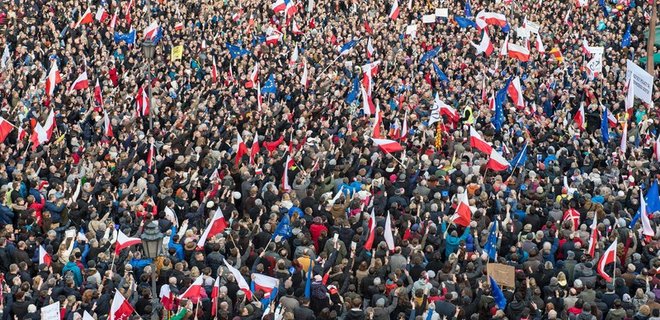 В Польше прошли массовые антиправительственные демонстрации - Фото