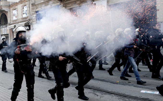 В Стамбуле полиция разогнала водометами акцию в поддержку курдов