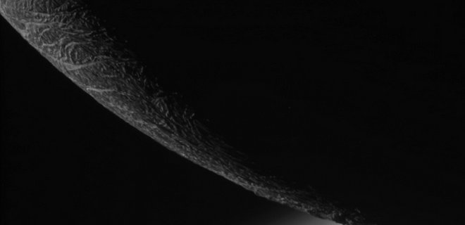 NASA показало прощальное фото Энцелада: зонд отправился дальше - Фото