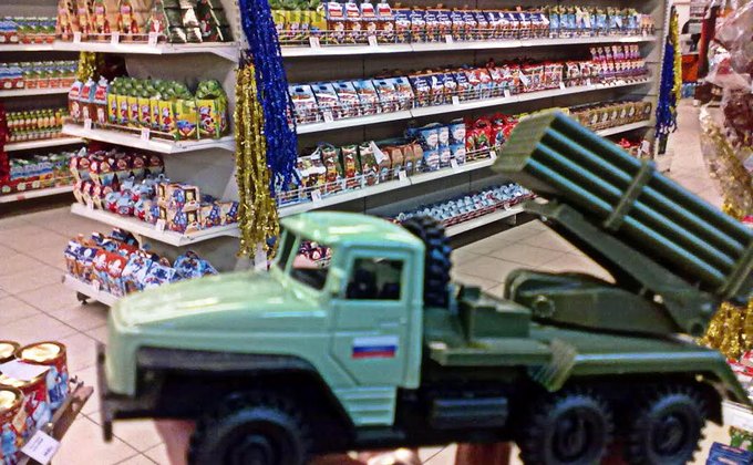 В оккупированном Луганске детям продают игрушечные Грады: фото