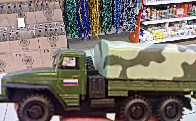 В оккупированном Луганске детям продают игрушечные Грады: фото