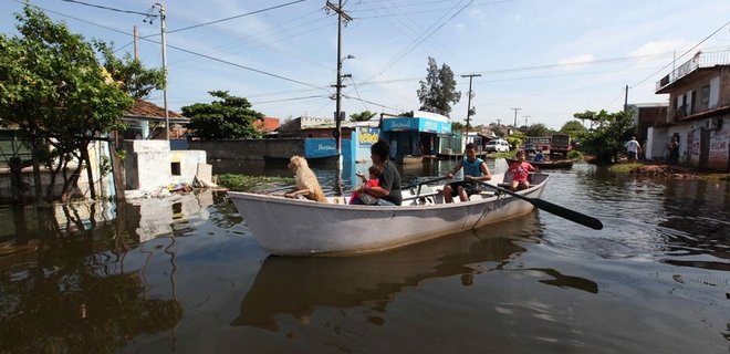 Наводнение в Южной Америке: 150 тысяч жителей покинули дома - Фото