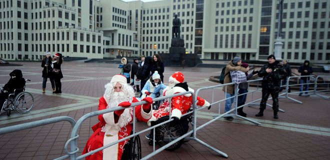 В Минске на праздничное шествие не пустили на инвалидных колясках - Фото