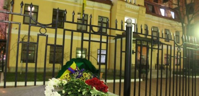 В Петербурге возложили цветы в память о проукраинском активисте - Фото
