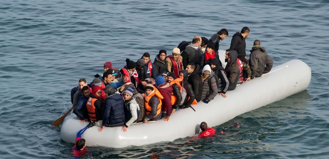 В 2015 в Европу по морю прибыли более миллиона беженцев - Фото