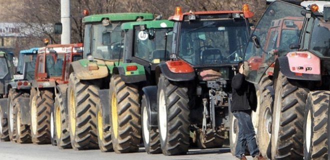 Аграрии перекрыли трассу Киев-Чоп в знак протеста против налогов - Фото