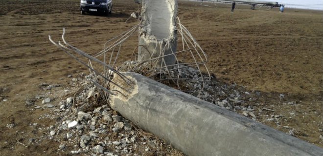 На Херсонщине упала опора ЛЭП, подающей электричество в Крым - Фото