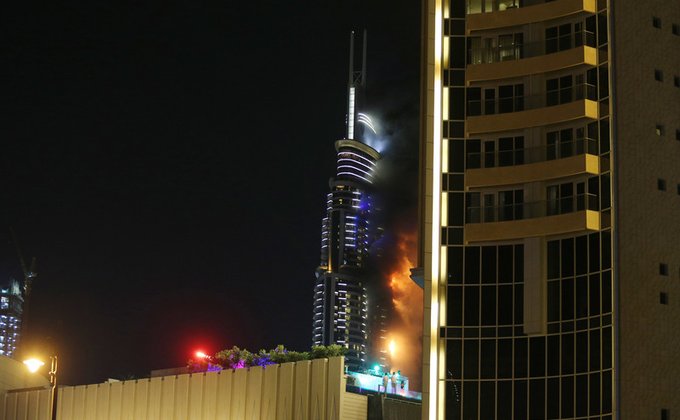 Ночной пожар в Дубае омрачил Новый год: фоторепортаж