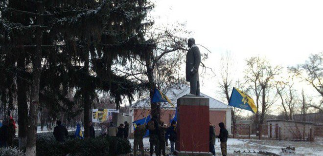 Под Кременчугом активисты снесли памятник Ленину: видео - Фото