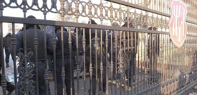 Полиция взяла под охрану Житомирскую кондитерскую фабрику - Фото
