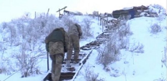 Под Донецком бойцы спасают оружие от мороза спецраствором - Фото